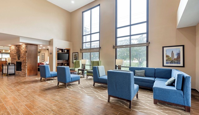 Comfort Suites East Lincoln - Mall Area
