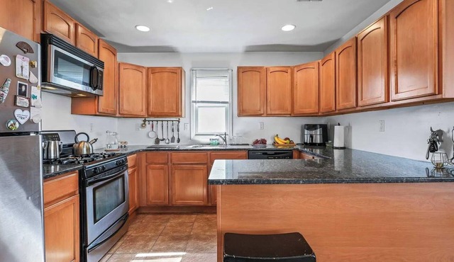 Comfortable, clean & spacious apartment: Free Parking, WiFi, AC, 30 mins to NY