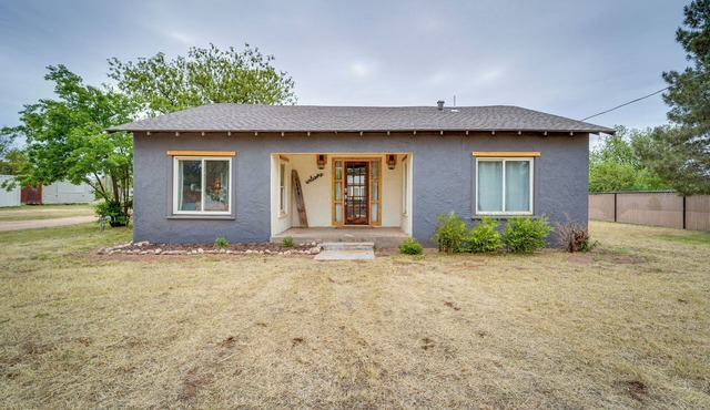 Comfortable Cozy Home w/Spacious Yard in Haskell