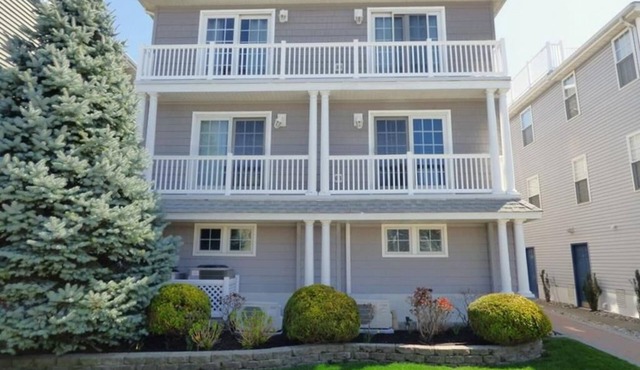 Comfortable Southend 4BR Condo Sleeps 8 Deck, Parking & Outdoor Shower