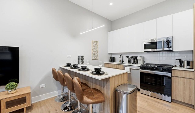 Comfy Condo - Gym, Free Parking & Modern Amenities