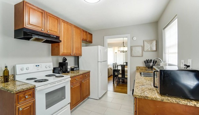 Comfy Uptown Cottage! King Bed in Enderly Park