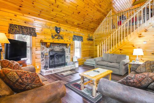 Community Pool! Sevierville Stay w/Hot Tub