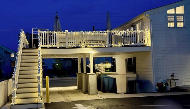 CONDO 2 BEDRM, EXPANSIVE PRIVATE DECK! WALKABLE to all HOT SPOTS w/POOL
