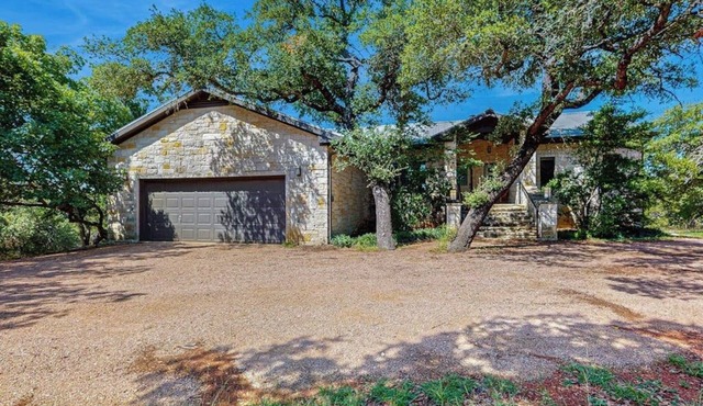 Contemporary dog-friendly house w/private gas grill, hot tub, & outdoor pool