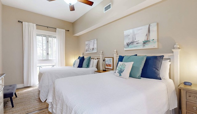 Convenient studio close to beach and pier w/WiFi, shared pool, AC in Miramar Beach