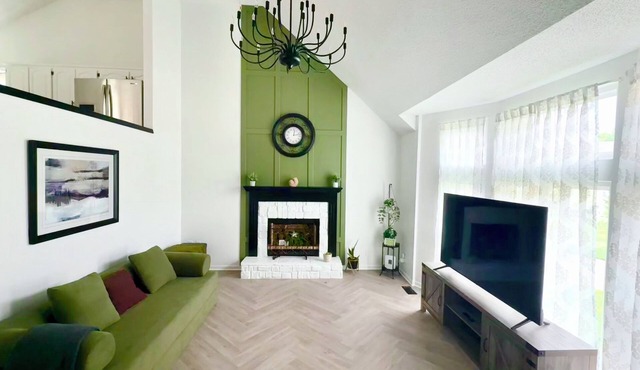 Conveniently located Spacious Home for Families or Large Groups in Overland Park