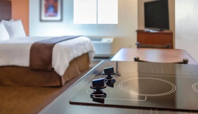 Cook Your Way in This Cozy Unit Near Falls Park – Stunning Nature Only 3.9 Miles