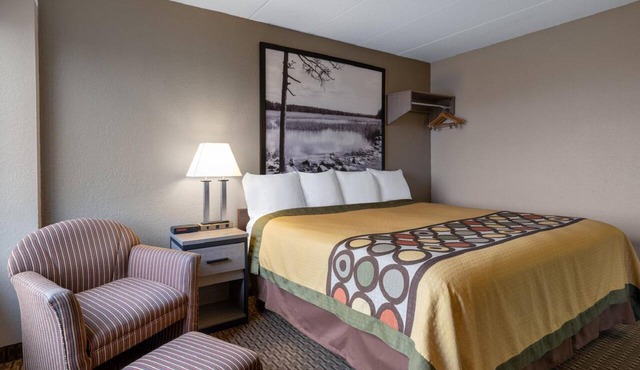 Coratel Inn & Suites by Jasper Owatonna - Deluxe 1 Queen Bed NS