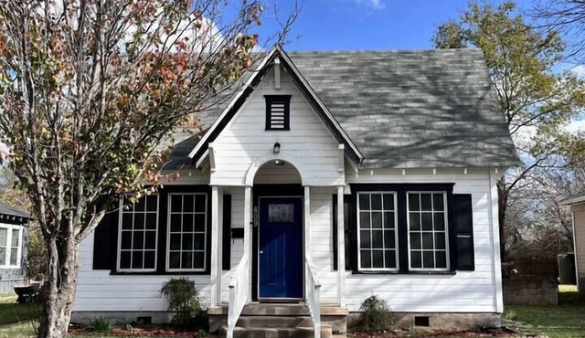 Cottage Retreat with Starlink & Small-Town Charm, Charming bungalow with fenced yard and Starlink Wi.