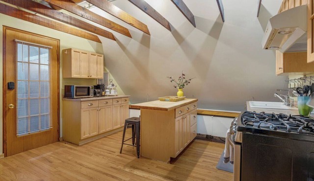 Cozy 1 bed, furnished apartment 2800/mo option park spot in garage 500/mo