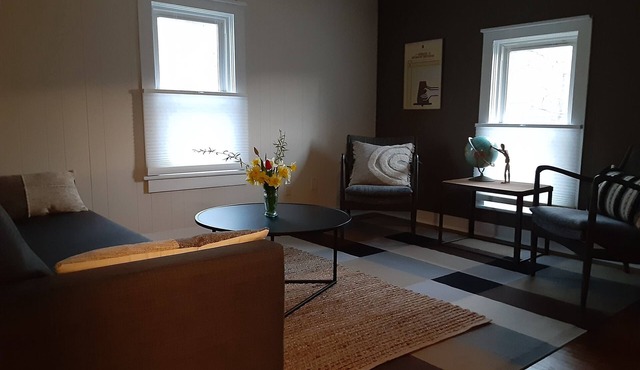 Cozy 1-bedroom upper apartment with AC and WiFi in charming Harvard 28 Night min