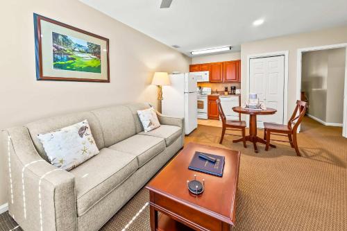 Cozy 1st floor condo with golf course view