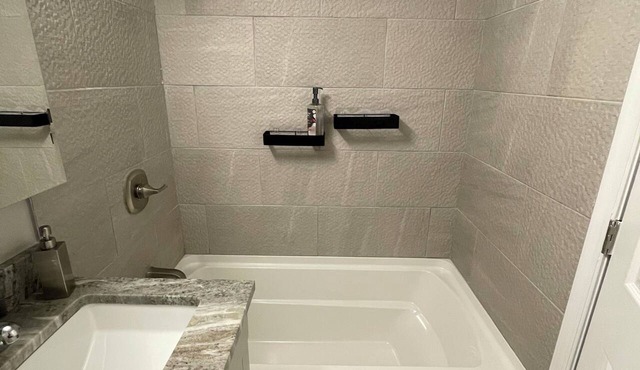 Cozy 2-bedroom apartment in charming Ellicott City with AC