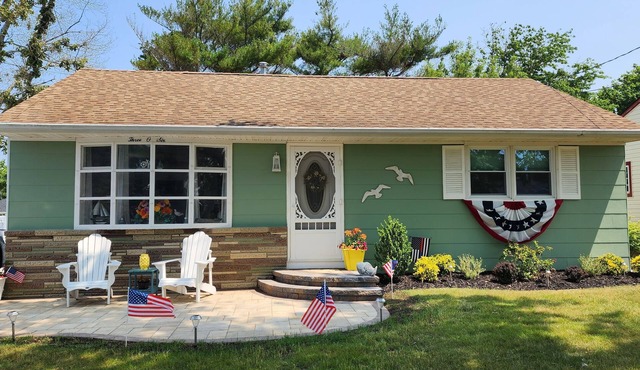 Cozy 2 Bedroom Cottage Close to Bay Beach