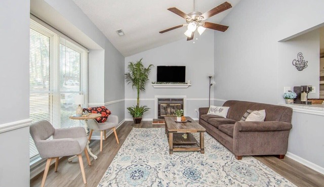 Cozy 2BR Quadraplex Minutes to Ft Bragg w/Deck