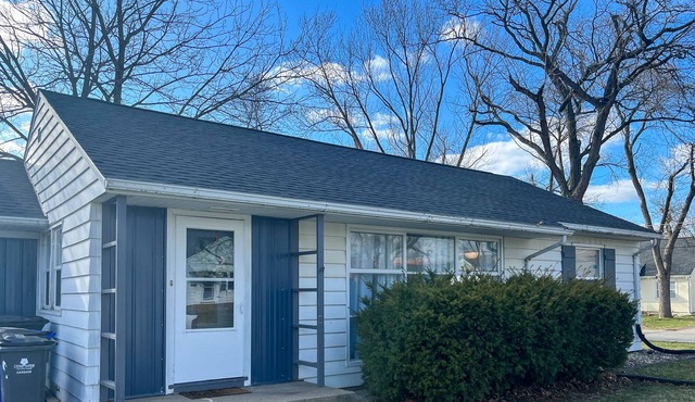Cozy 3 bed, 1.5 bath with laundry, den, and patio