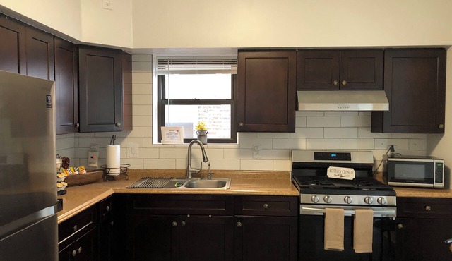 Cozy 3-bedroom apartment in beautiful Old Irving Park, Chicago with AC, WiFi