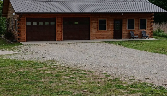Cozy 4-bedroom cabin close to Rathbun lake with AC comfort