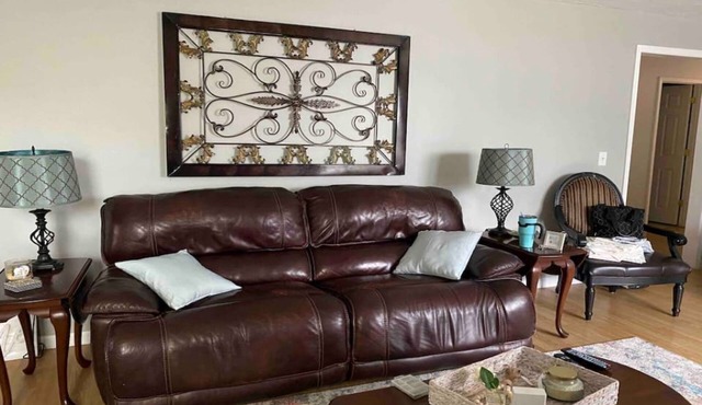 Cozy Apartment (sleeps 6)