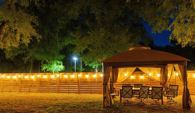 Cozy Austin Escape – King + 3 Queens Family/Group
