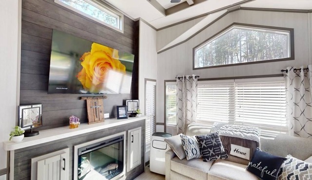 Cozy Bungalow with Hot Tub near Mt Rushmore & Custer State Park
