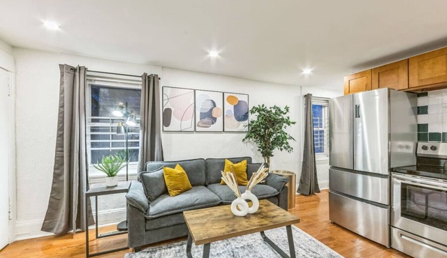Cozy Center City 1BR apartment w/Patio!