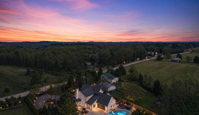 Cozy & Charming 5 BR Family Retreat