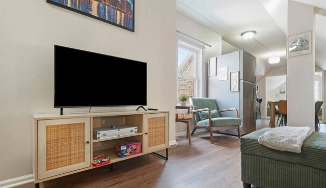 Cozy Chic Retreat Near Downtown - Sleeps 7 - Urban City View