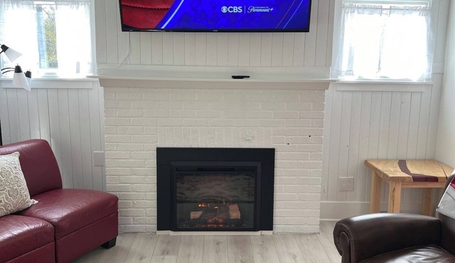 Cozy Cottage in Ames – Walk to ISU & Jack Trice!