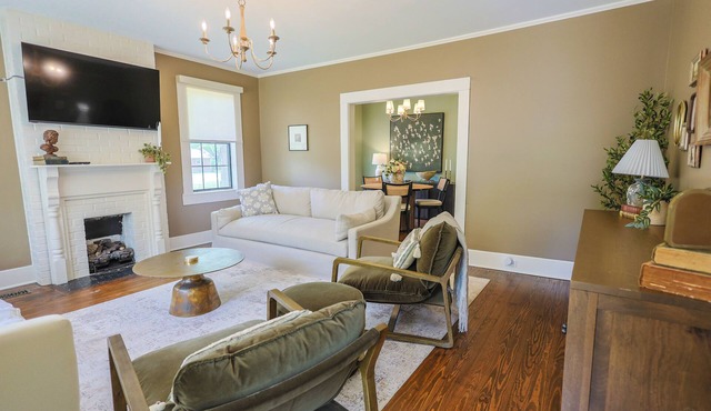 Cozy Cottage - Newly Renovated - Minutes to Downtown - Fireplace - Sleeps 8