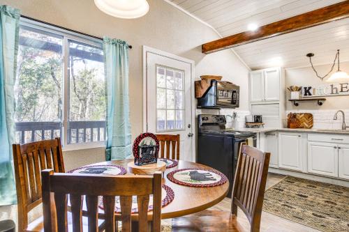 Cozy Cottage w/Pool Btwn Knoxville & Pigeon Forge