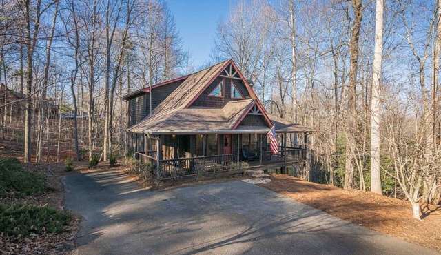 Cozy Dahlonega Cabin w/Hot Tub. Surrounded by wineries and 8 mins to downtown!