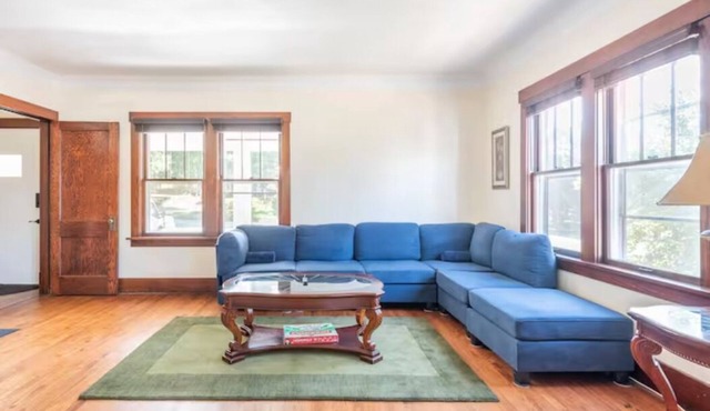 Cozy family-friendly Bungalow 4 Bedrms 2 bths Historic Beauty - 3 Mi to Stadium