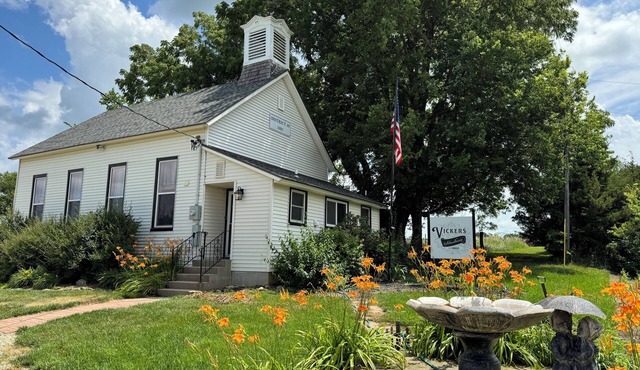 Cozy Historic Schoolhouse w/Hot Tub + Views