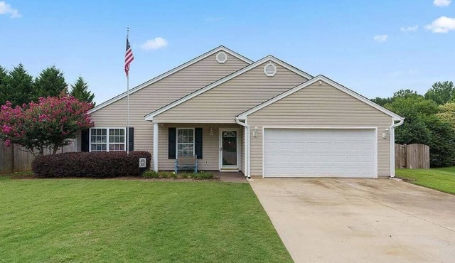 Cozy home in a peaceful neighborhood15 minutes to downtown Greenville and Greer.