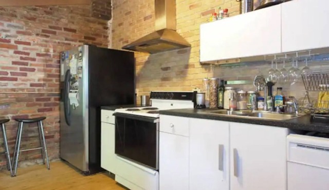 Cozy home in convenient location with parking - walk downtown