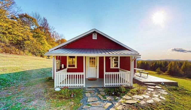 Cozy house w/mountain views, large yard, firepit, wifi, jetted tub, TV, EV
