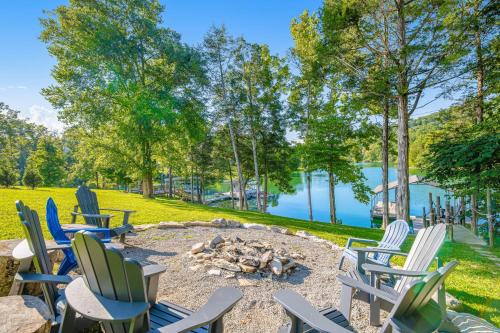 Cozy Lakefront Home Sleep 12 Private Dock Hot Tub
