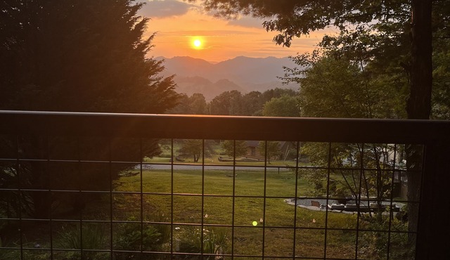Cozy Log Cabin - 7.5 miles from Downtown Boone NC/App St/Pet Friendly