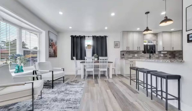 Cozy Master King suite- play room- hot tub in Denver