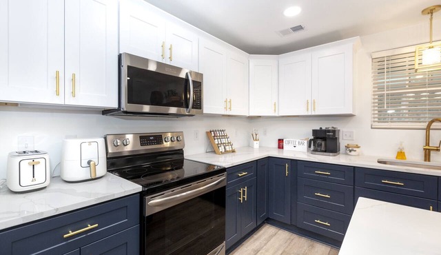 Cozy Modern:3Bedroom house near Airport, Uptown & Whitewater Center.