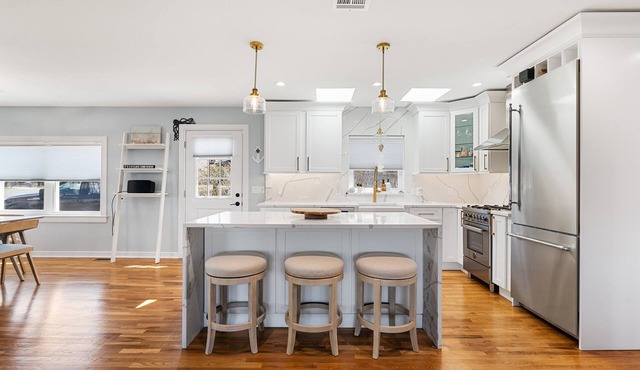 Cozy newly Renovated Beach House walking distance to beach and restaurants.