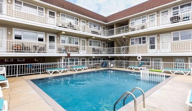 COZY ONE BEDROOM CONDO WITH POOL! BEACH, RESTAURANTS, BOARDS. NO CLEANING FEE