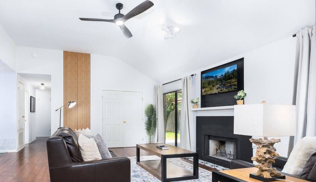 Cozy, Round Rock Retreat! Modern | Sleeps 10