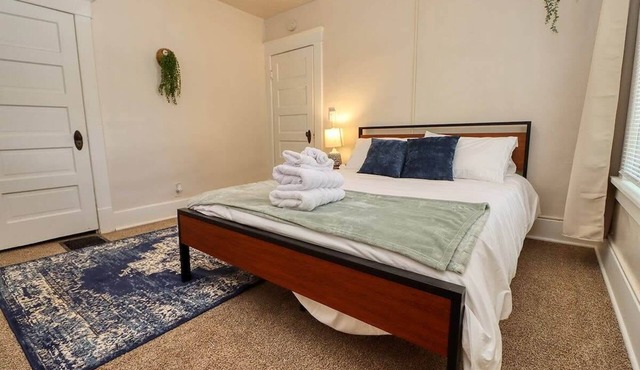 Cozy rustic Stay- Near Downtown! 4 Queen beds, Two full size pull out beds.
