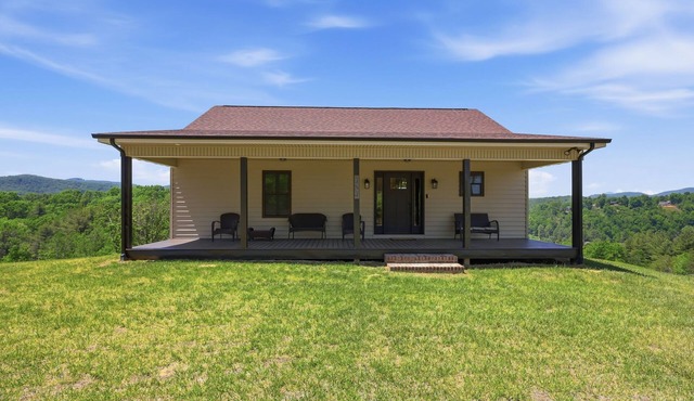 Cozy, Serene, 3 porches with Mountain View’s and access the historic New River