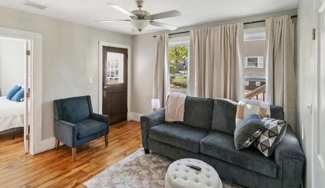 Cozy Spot in Heart of Libertyville Near Naval Base