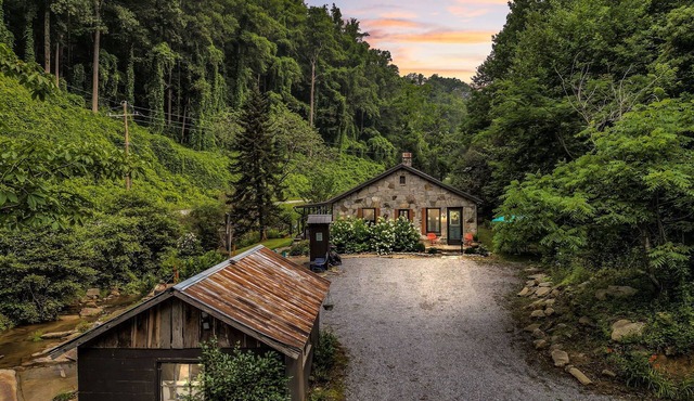 Cozy stone Cottage Pet friendly on Rushing creek porch, soaking tub, & fire-pit