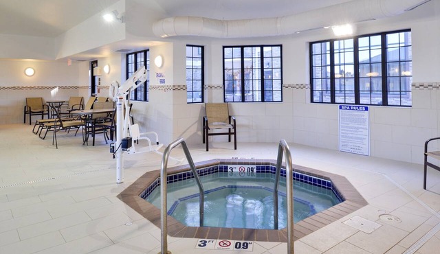 Cozy Suite in Rochester | Free Breakfast + Shared Pool & Hot Tub. Near Mayo Clinic!
